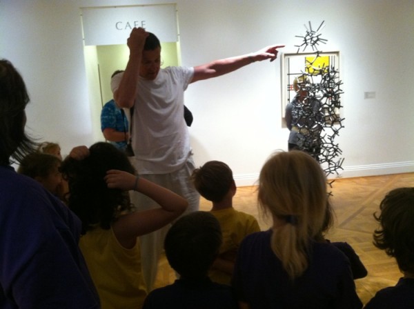 Antony Gormley talks with the kids about the brain of his sculpture Aperture XIII. 