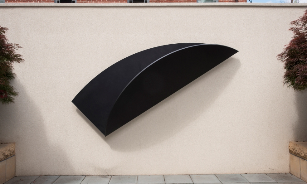 Ellsworth Kelly, Untitled, 2005. Bronze. 17 in x 63 3/16 in x 1 in; 297.22572 cm x 160.46704 cm x 2.54 cm. Commissioned in honor of Alice and Pamela Creighton, beloved daughters of Margaret Stuart Hunter, 2006. Photo: Lee Stalsworth