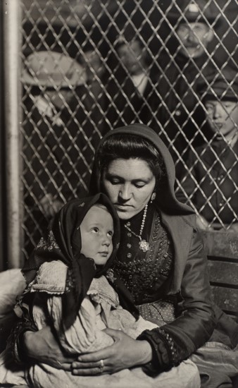 Lewis Hine, Italian Mother and Child, Ellis Island, 1905